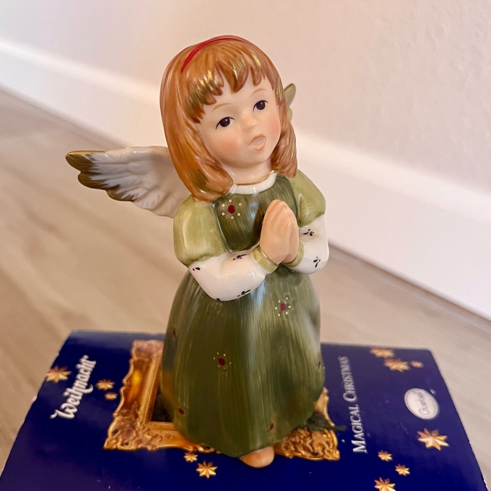 Goebel Weihnacht Magical Christmas Angel In Prayer Green 4.75 inches New In Box